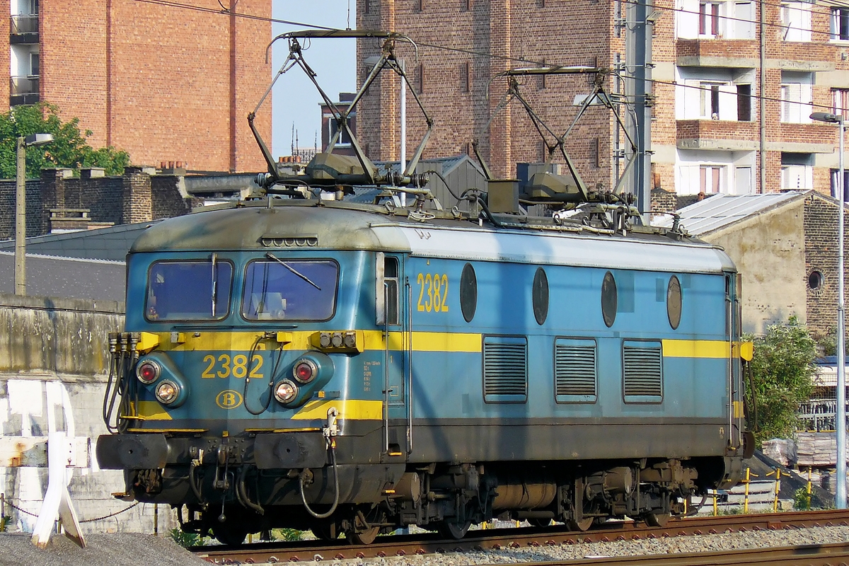 . Bijou belge - Am 01.05.2009 stand die HLE 2382 mit ihren breiten Puffern im Bahnhof Li�ge Guillemins in Bereitschaft, um eventuell anf�llige Schubhilfe zu leisten. (Hans)