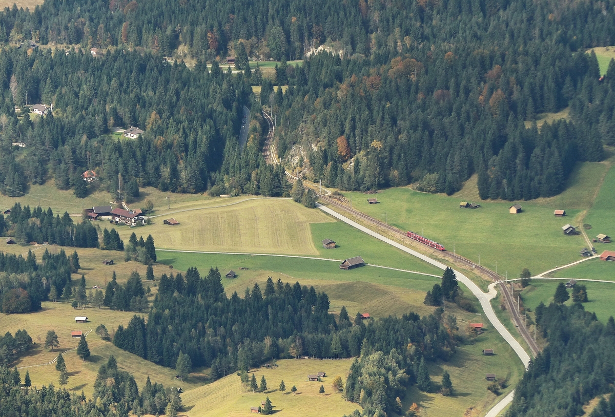 . Blick von 2244 Meter auf 933 Meter, von der Bergstation der Karwendelbahn auf unser Feriendomizil in Mittelwald, w�hrend die RB 5419 Seefeld in Tirol - M�nchen Hbf dem Bahnhof von Klais entgegenf�hrt. 05.10.2015 (Jeanny)