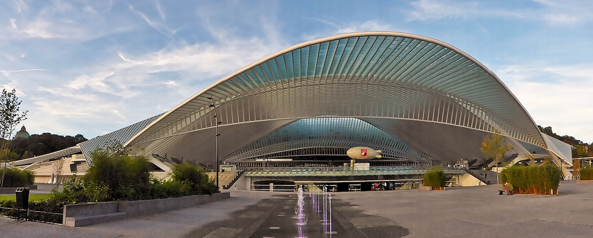. Dank der Panorma Funktion an meiner Kamera konnte ich am 18.10.2014 den wundersch�nen Bahnhof Li�ge Guillemins in seiner ganzen Pracht fotografieren. Da der Vorplatz jetzt fetiggestellt ist, musste ich mich nicht mehr mit Dixie Klos und anderem Baustellen Ger�mpel plagen. Die Gestaltung des Vorplatzes ist sehr geschmackvoll ausgefallen und hat uns allen prima gefallen. (Jeanny)