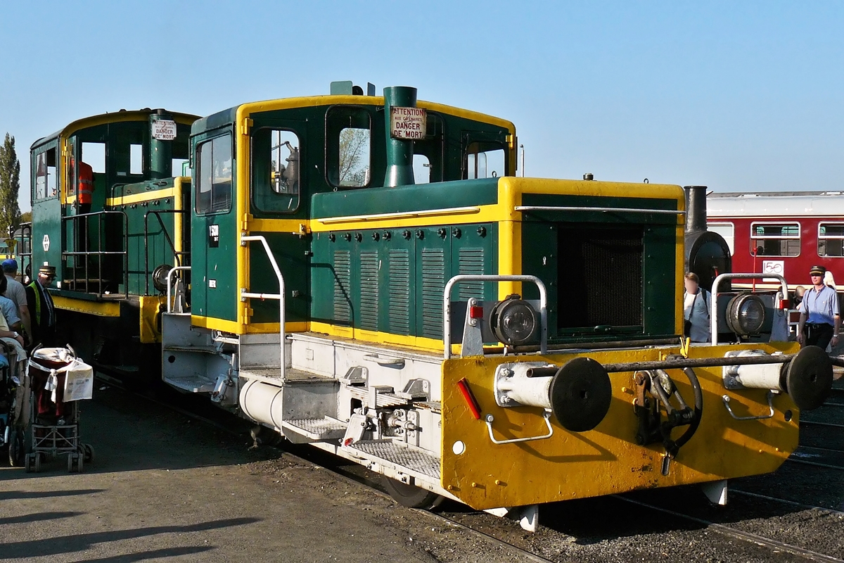 . Der ex SNCF  locotracteur  Y 5130  Idefix  in der original SNCF Farbgebung konnte am 27.09.2009 in Mariembourg vor dem Ringschuppen abgelichtet werden. (Hans)

Diese Kleindiesellok wurde 1964 unter der Fabriknummer 83050 bei De Dietrich in Frankreich gebaut. Sie geh�rt der Museumsbahn Chemin de Fer � Vapeur der Trois Vall�es und wird haupts�chlich als Rangierlok in Treignes eingesetzt.

Weil die Seriennummern dieser  locotracteurs  mit Y anf�ngt, haben diese kleinen Loks in Frankreich den Spitznamen  Yoyo . In den 30 Jahren hatte die SNCF eine ganze Reihe dieser kleinen Dieseltraktoren entwickelt, um die Dampfloks (030-040) zu ersetzen, die bis dahin zum Rangieren und zum Ziehen einzelner Wagen eingesetzt wurden. Die kleinen Traktoren haben ebenfalls den Menschen und das Tier ersetzt. In der Tat war es zu jener Zeit �blich, einzelne Wagen mit Manneskraft oder einer Pferdest�rke mittels Winden zu bewegen. Die St�ckzahl der kleinen Dieselloks belief sich auf 250, sie wurden von Brissoneau, BDR, La Lilloise, Moyse, De Dietrich und Decauville gebaut. Anfangs hatten sie einen Renault Motor, welcher aber sp�ter durch einen Motor von Poyaud ersetzt wurde.  
