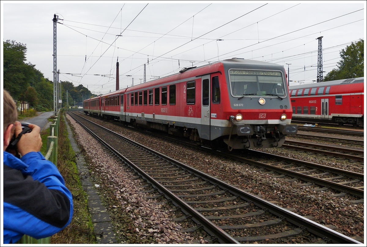 . Der Fotograf und sein Sujet - Eine 628er Doppeleinheit nach K�ln - Messe/Deutz hat vor kurzem den Hauptbahnhof von Trier verlassen und f�hrt am BW Trier und den Fotografen vorbei. 05.10.2013 (Hans)