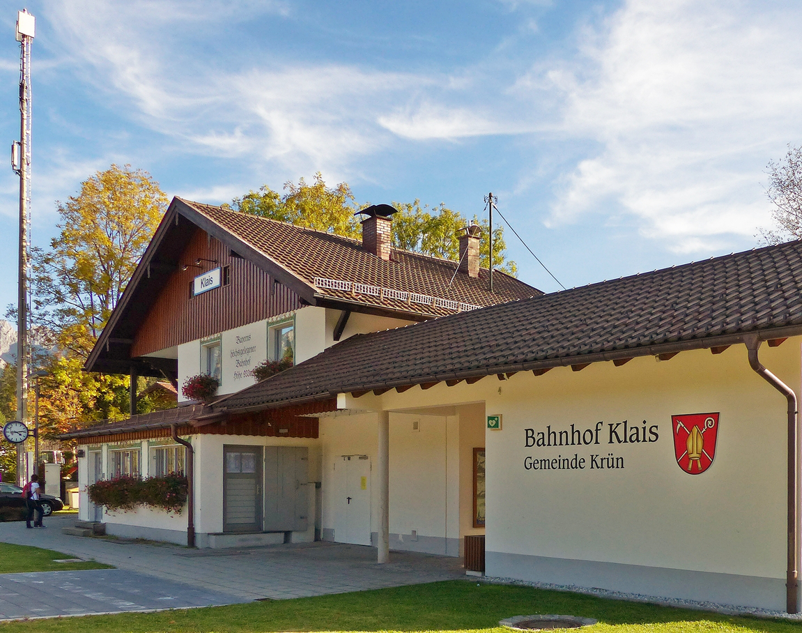 . Der sehr gepflegte Bahnhof von Klais am 05.10.2015. (Jeanny)

Der Bahnhof von Klais ist mit 933 Metern der h�chste bayerische Bahnhof und war bis zum Wegfall der InterCity-Verbindung M�nchen–Innsbruck (2007) Deutschlands h�chste IC-Station. Durch Klais verkehrt die Mittenwaldbahn. Der Bahnhof Klais ist der einzige Bahnhof der Gemeinde Kr�n, er hat eine gro�e Bedeutung f�r die Urlaubsregion um Kr�n, Wallgau und Elmau. Im Winter nutzen die Wochenend-Ausfl�gler den Bahnhof als Ausgangspunkt ihres Skilanglaufes, die gespurten Loipen befinden sich in unmittelbarer N�he des Bahnhofes.