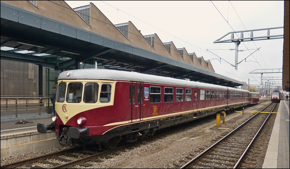 . Der Westwaggon 208/218 war am 12.10.2013 im Bahnhof von Luxemburg Stadt ausgestellt. (Hans)

Lebenslauf der CFL S�rie 200:

Um den unwirtschaftlichen Dampfbetrieb im Personenverkehr abzuschaffen erstellte die damalige CFL ein Lastenheft zur Beschaffung von 8 zweiteiligen Triebwagen. Neben DE DIETRICH die ihren RGP anboten war auch die Firma WESTWAGGON mit einem f�r die damalige Zeit modernen Triebwagen im Rennen. Da die Firma WESTWAGGON ein billigeres Angebot machte, erhielt sie den Zuschlag. 

Die Baureihe wurde von Juni 1956 bis Januar 1957 ausgeliefert. Die Westwaggon-Triebwagen wurden vor allem auf den Hauptstrecken eingesetzt. Sie waren sehr komfortabel. Leider waren sie untermotorisiert (2X200PS), was dem Reisenden ein lahmes Vorankommen vermittelte. In den 70er Jahren wurden die Triebwagen komplett neu verblecht . 

1989 wurden die ersten Triebwagen ausgemustert (205/215,207/217). Bis zur kompletten Elektrifikation der Nordstrecke im Jahre 1993 blieben noch 6 Triebwagen im Einsatz. Bis 1994 blieben der 206/216 und 208/218 als Reserve bestehen. Diese wurden dann am 21.9.1994 ausgemustert. Der 201/211 wurde nach Mariembourg (B) verkauft. Der Service des Sites et Monuments Nationaux erwarb den Triebwagen 208/218. Seit Mai 2007 befindet sich der Triebwagen in betriebsf�higem Zustand.