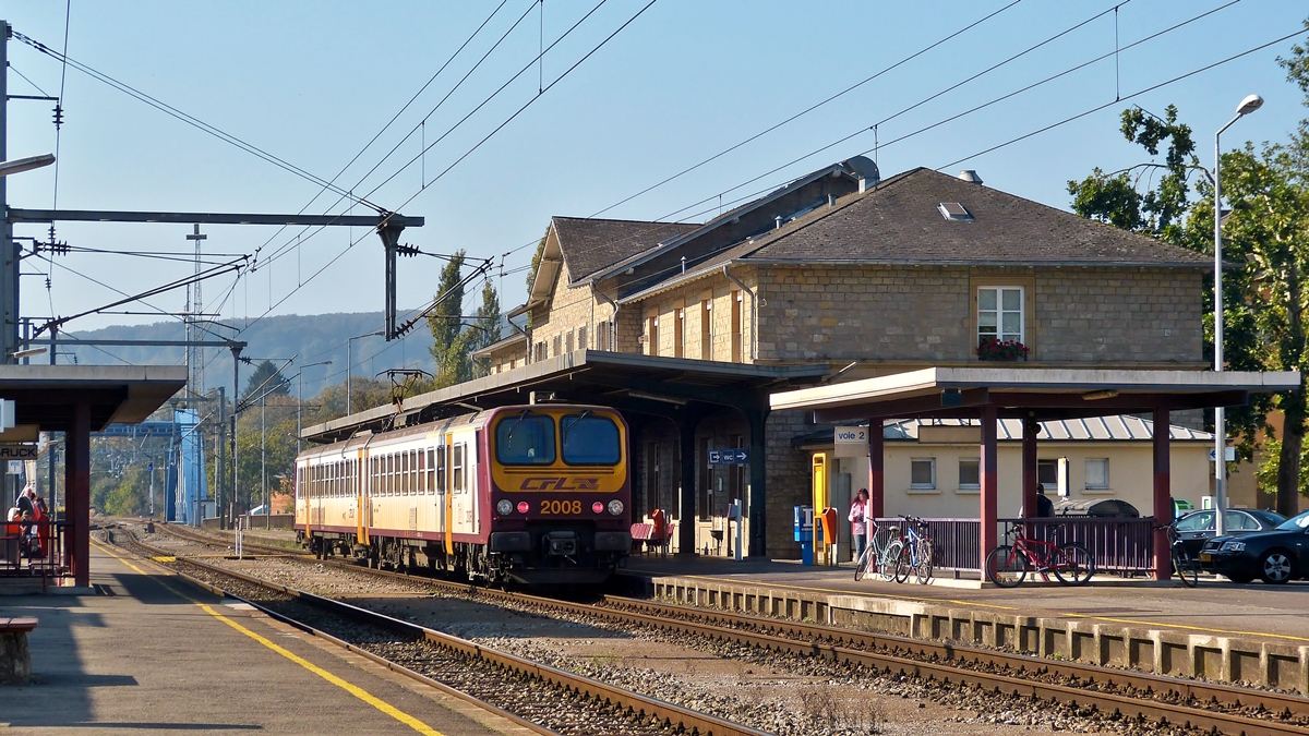 . Der Z 2008 wartet am 04.10.2014 auf die Abfahrt im Bahnhof von Ettelbr�ck. (Hans)

Auch wenn das Ettelbr�cker Empfangsgeb�ude keinen Sch�nheitswettbewerb gewinnen w�rden, so hat es doch einen gewissen Charme und passt wunderbar von der Architektur her zur Nordstrecke. Das Geb�ude soll abgerissen werden und durch einen Betonklotz ersetzt werden.
