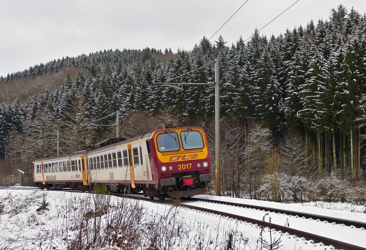 . Der Z 2017 als RE 1715 Kautenbach - Wiltz durchf�hrt das winterliche Tal der Wiltz/Wolz zwischen Merkholtz und Wiltz. (Hans)