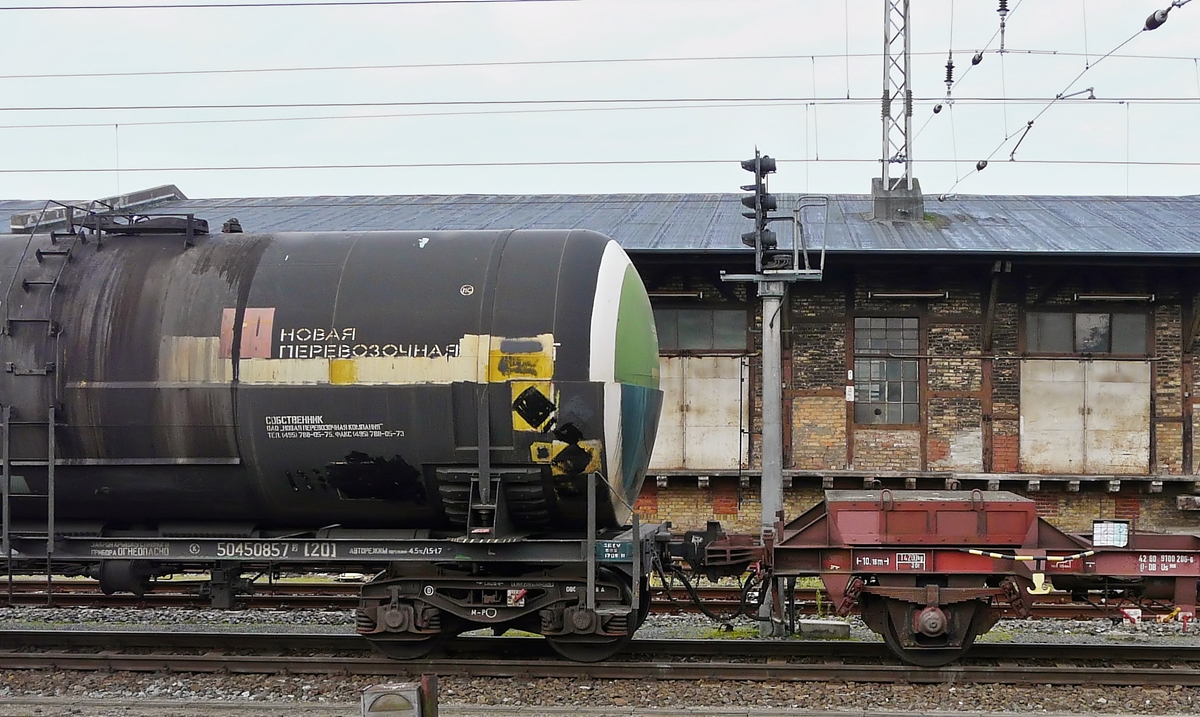 . Detailaufnahme von einem interessanten Wagen, welcher am 22.09.2011 in einem gemischten G�terzug eingereiht war, welcher durch den Bahnhof von Stralsund fuhr. Dabei handelt es sich um einen Kuppelwagen der Gattung Us mit der Nummer 42 60 9100 206-6 ? DB Us. 

Zur Bef�rderung sowjetischer G�terwagen mit SA-3-Kupplung (eine halbautomatische Mittelpufferkupplung) baute die DR im Raw Leipzig ab 1984 insgesamt 450 Kuppelwagen, die, zum Teil schnelllauff�hig, als U(s) mit den GSNR 9083 und 9084 bezeichnet wurden. Diese mit Ballast beladenen Kesselwagenuntergestelle wurden urspr�nglich mit SA3-Kupplung f�r in Mukran umgespurte russische G�terwagen gebaut. Die Seite mit der gr��eren Ballastmasse trug die SA3-, die andere die Schraubenkupplung. (Hans)