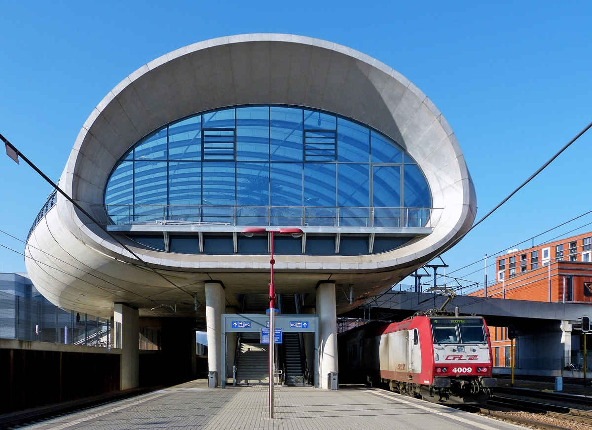 . Die 3009 wartet mit einem RE nach Rodange im h�sslichsten Bahnhof von Luxemburg, Belval Universit� auf die Weiterfahrt. 31.01.2014 (Jeanny)