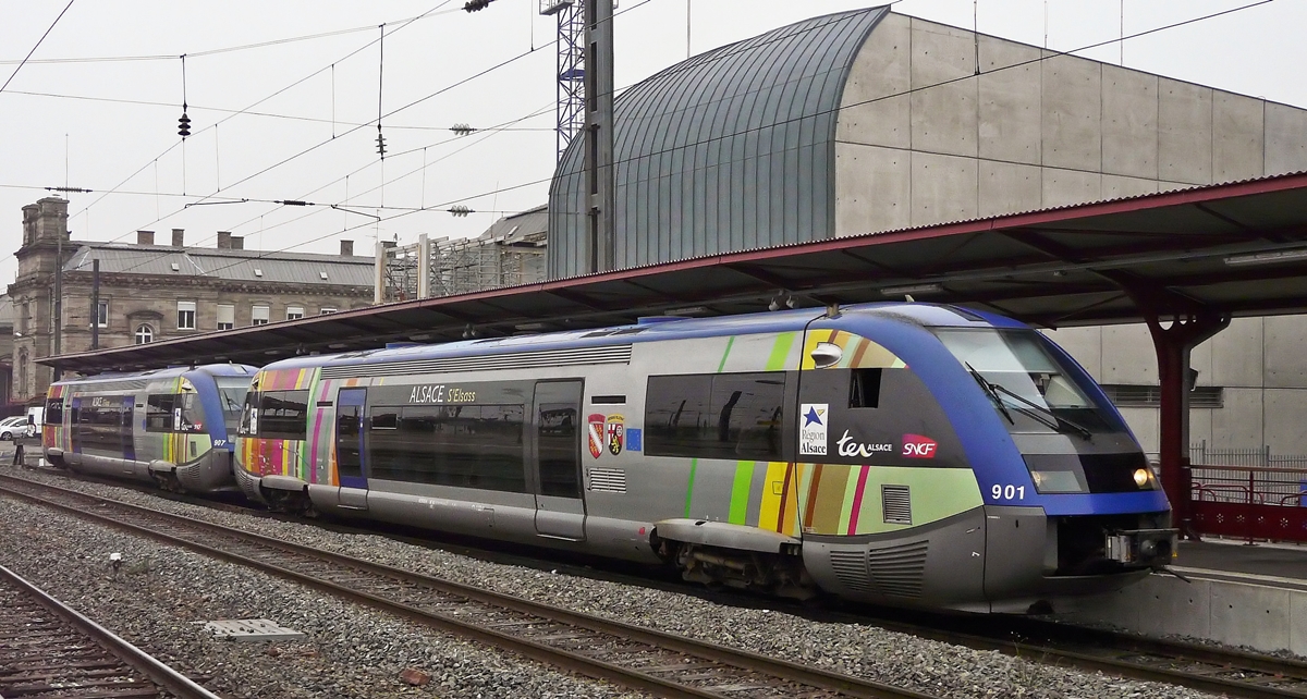 . Die beiden SNCF TER Alsace  baleines bleues  X 73901 und X 73907 warten am 31.10.2011 im Bahnhof von Stra�burg auf die Abfahrt nach Offenburg. (Hans)