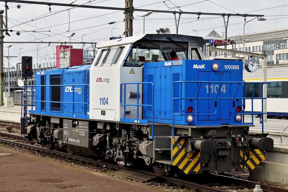 . Die CFL Cargo 1104 durchf�hrt am 29.10.2011 den Bahnhof von Luxemburg Stadt. (Jeanny)

Der Lebenslauf der 1104:

20.07.2004: Auslieferung an ATC - Angel Trains Cargo NV/SA, Antwerpen (B)  
20.07.2004: Vermietung an CFL - Soci�t� Nationale des Chemins de Fer Luxembourgeois (L)  1104  
01.01.2007 - 06.2012  Vermietung an CFL Cargo S. A., Esch-sur-Alzette (L)  1104 
(NVR-Nummer: 92 82 0001 104-9 L-CFLCA) (Umfirmierung des Mieters)

01.01.201x: Alpha Trains Belgium NV/SA, Antwerpen (B) 
__.__.201x: Vermietung an WLH - Westf�lische Lokomotiv-Fabrik Reuschling GmbH & Co. KG, Hattingen (D)
(NVR-Nummer: 92 80 1271 009 3 D-WLH) 

__.__.201x: Untervermietung an SPENO International S. A., Gen�ve (CH)  
24.10.2014 - 24.11.2014: Untervermietung an BEG - Bocholter Eisenbahngesellschaft mbH, Bocholt (D) 

Die technischen Daten der 1104:

Hersteller: Vossloh
Typ: G 1000 BB
Fabriknummer: 5001530
Baujahr: 2004
Bauart: B'B'-dh
EBA Nummer: EBA 02 G23 K009
