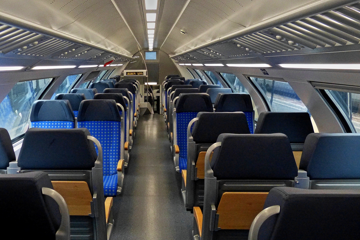 . Die Inneneinrichtung der CFL Stadler KISS erwies sich, entgegen meinen Erwartungen, als sehr ger�umig und komfortabel. Die Beinfreiheit zwischen den Sitzen ist auch f�r gro�e Menschen akzeptabel und den Kopf habe ich mir auch nicht angesto�en. Auf dem Bild ist das 2. Klasse Oberstock des 2308 zu sehen. 30.08.2014 (Hans) 