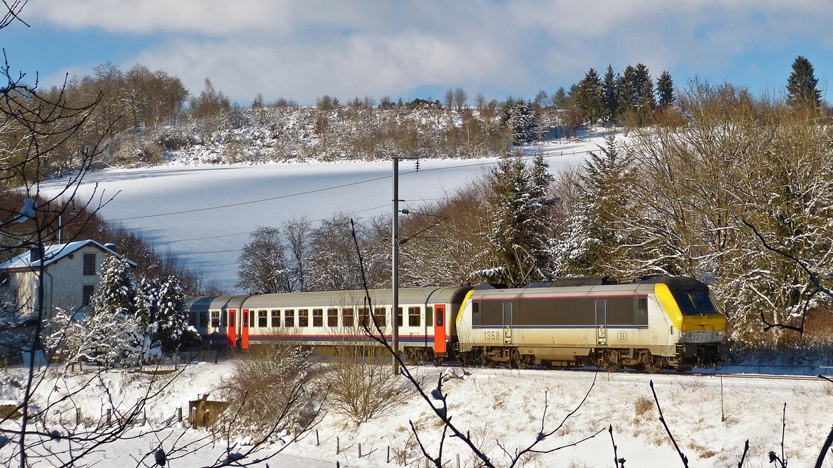. Die L�cke wird immer kleiner und macht das Fotografieren der Z�ge ohne st�rendes Beiwerk zur Gratwanderung -  Zwischen Maulusm�hle und Sassel konnte ich den IC 112 Liers - Luxembourg, gezogen von der SNCB HLE 1358 am 17.01.2017 von der Stra�e aus noch in extremis ablichten. (Hans)