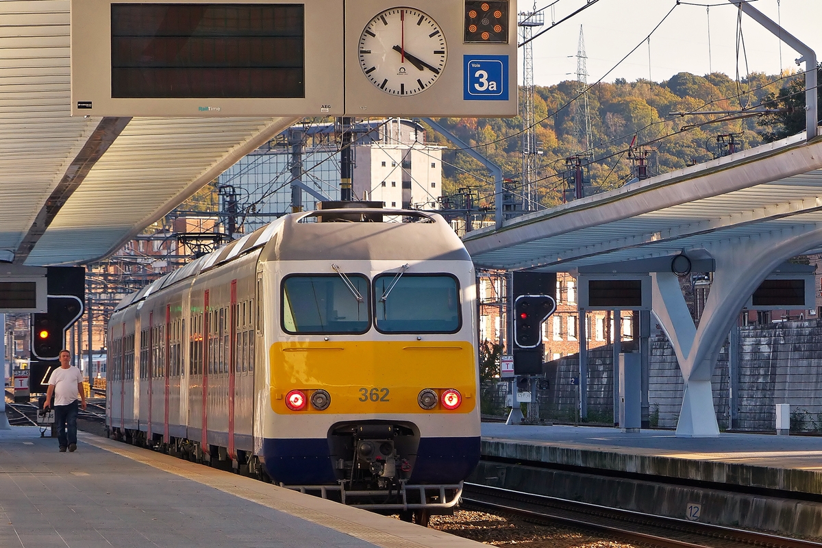 . Die Schatten wurden l�nger im Bahnhof Li�ge Guillemins, trotzdem lief der nette Bahnfotograf unerm�dlich von Bahnsteig zu Bahnsteig, um alle Z�ge ablichten zu k�nnen. Von der Oma Bank aus konnte die Szene mit dem ausfahrenden Break AM 80 362 bildlich fesgehalten werden. 18.10.2014 (Jeanny)