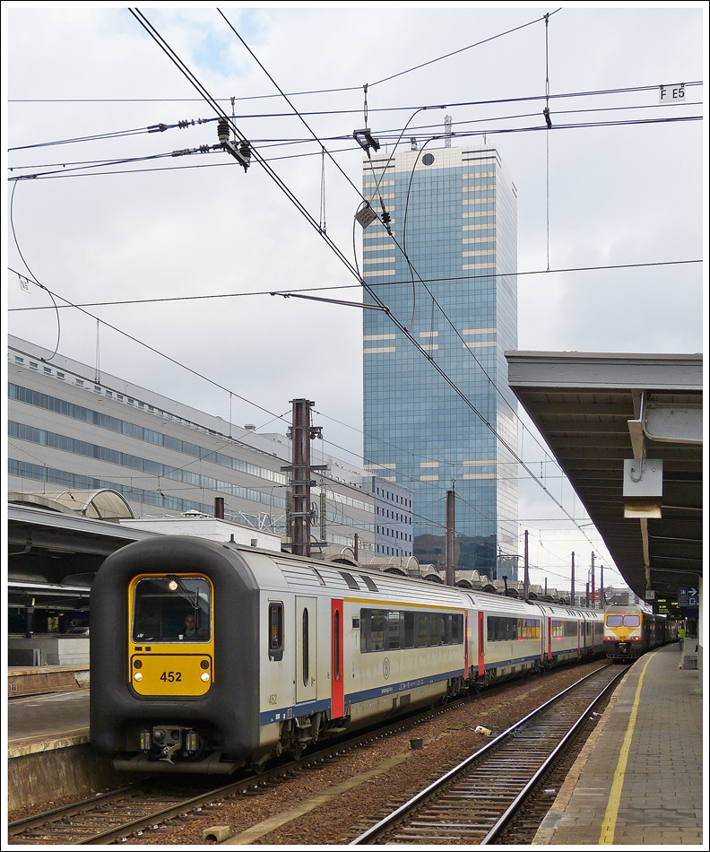 . Die SNCB Gumminase AM96 452 verl�sst am 12.05.2013 den Bahnhof Bruxelles Midi. Man beachte die unterschiedlichen Gr��en der Zahlen bei der Nummer an der Front des Triebzuges. (Hans)