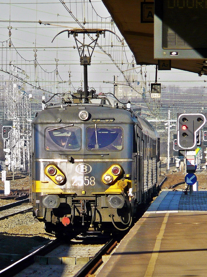 . Die SNCB HLE 2558 erreicht am 17.02.2008 den Bahnhof Bruxelles Nord. Die Front der Lok wird durch die tiefstehende Sonne leider etwas �berstrahlt. ;-) (Jeanny)