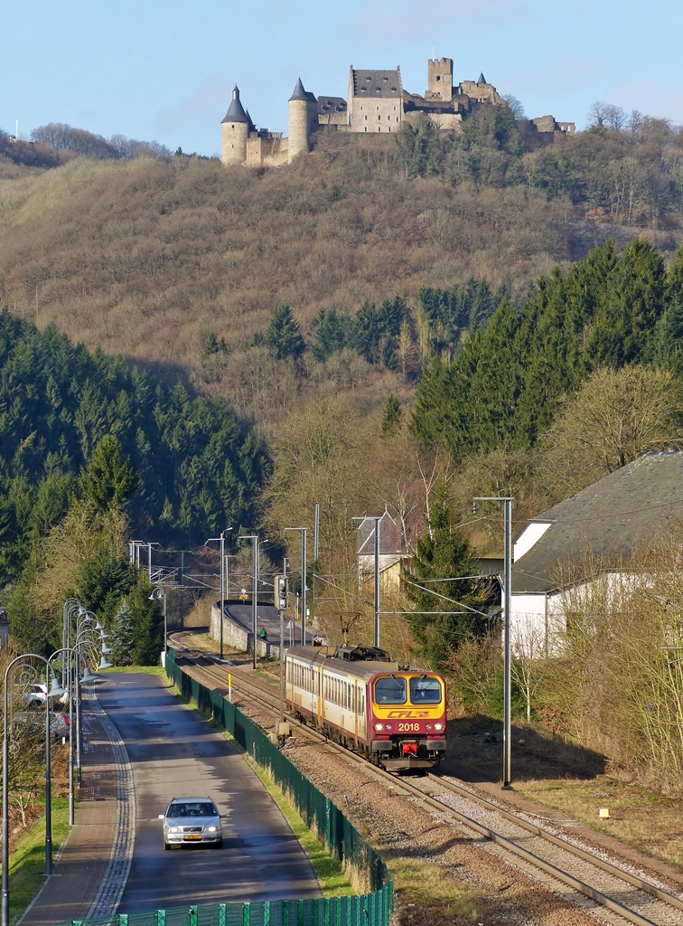 . Die Sonne lockte uns an die Bahnstrecke und so fuhren wir heute Nachmittag nach Michelau. Obwohl der h�ssliche Zaun noch immer im Bild st�rt, so machten wir doch die erfreuliche Feststellung, dass wenigstens die B�schung kr�ftig abgeholzt wurde.

Als der RE 3787 Troisvierges - Luxembourg die Fotostelle erreichte, meinte auch noch ein Autofahrer, er m�sse genau in diesem Moment die Wohnsiedlung verlassen. ;-) 20.01.2015 (Jeanny) 