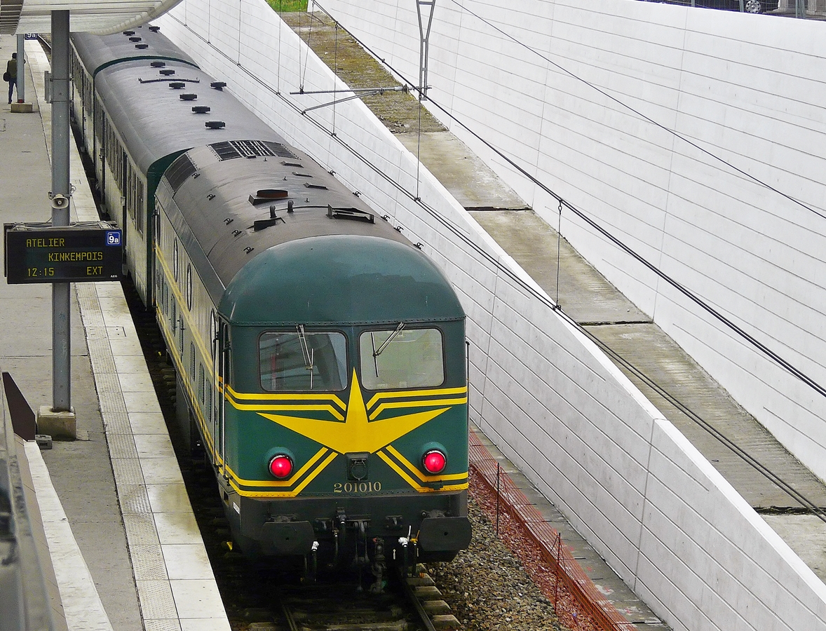 . Die wundersch�ne HLD 5910 (201.010) mit dem unverwechselbaren Sound verrichtete am 18.05.2008 Pendelfahrten zwischen dem Bahnhof Li�ge Guillemins und dem BW (Atelier) Kinkempois und konnte im Bahnhof Li�ge Guillemins bildlich festgehalten werden. (Jeanny)

Die Lok geh�rt der SNCB und f�hrt heute als Museumslok mit der Originalnummer 201.010 und in der urspr�nglichen Lackierung mit dem gelben Stern an den Stirnseiten. 