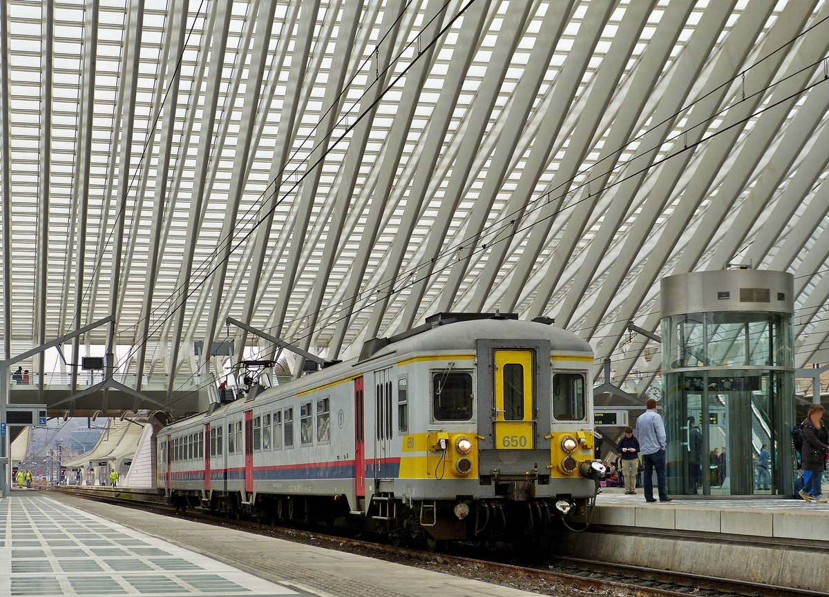 . Die Zeit der roten Automotrices sind leider vorbei und so musste ich mit der grauen AM70 650 in Li�ge Guillemins Vorlieb nehmen. 04.04.2014 (Jeanny)