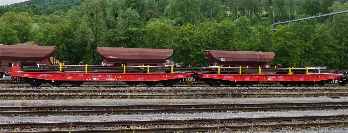 . Drehgestellflachwagen mit sechs Rads�tzen, mit Stirnwandklappen und klappbaren Ladeschwellen der Gattung Samms 710 im Doppelpack mit Schienen beladen stehen im Bahnhofsvorfeld von Ettelbr�ck. (Hans) 31.05.2016 