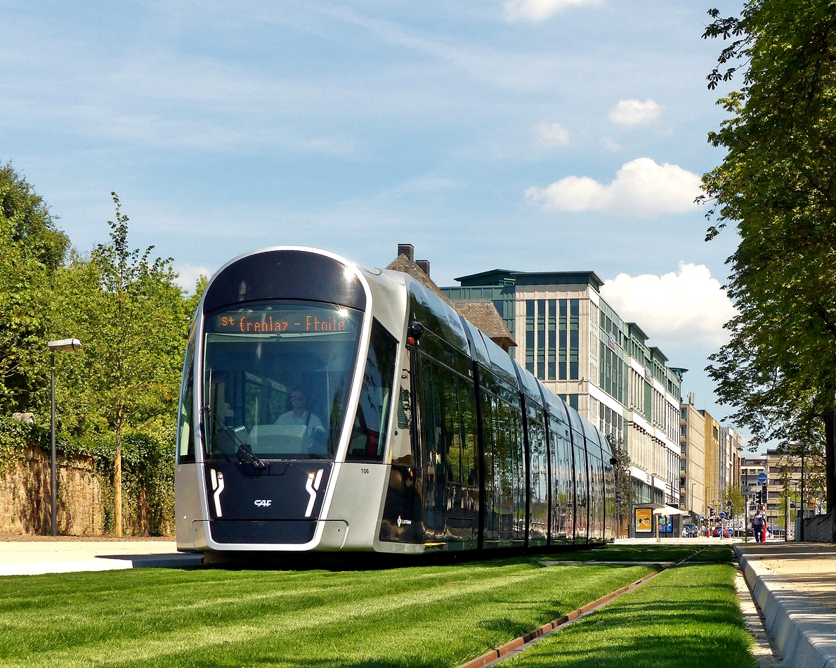 . Drei neue Haltestellen f�r die Stra�enbahn - Die leichte Steigung der All�e des R�sistants et des D�port�s in Luxembourg-Ville, wo teils begr�nte Gleise liegen, eignet sich hervorragend um den fotogenen Stra�enbahnwagen von Luxtram S.A. auf dem neuen Streckenteilst�ck in Szene setzen. 27.07.2018 (Jeanny)