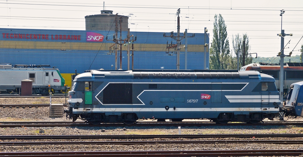 . Ein Aus-dem-Zug Bild - In Thionville konnte ich am 05.06.2015 die BB 67517 aus dem fahrenden EC fotografieren. Sie stand in der Abstellanlage, ob sie noch eingesetzt wird, wei� ich leider nicht. (Hans)