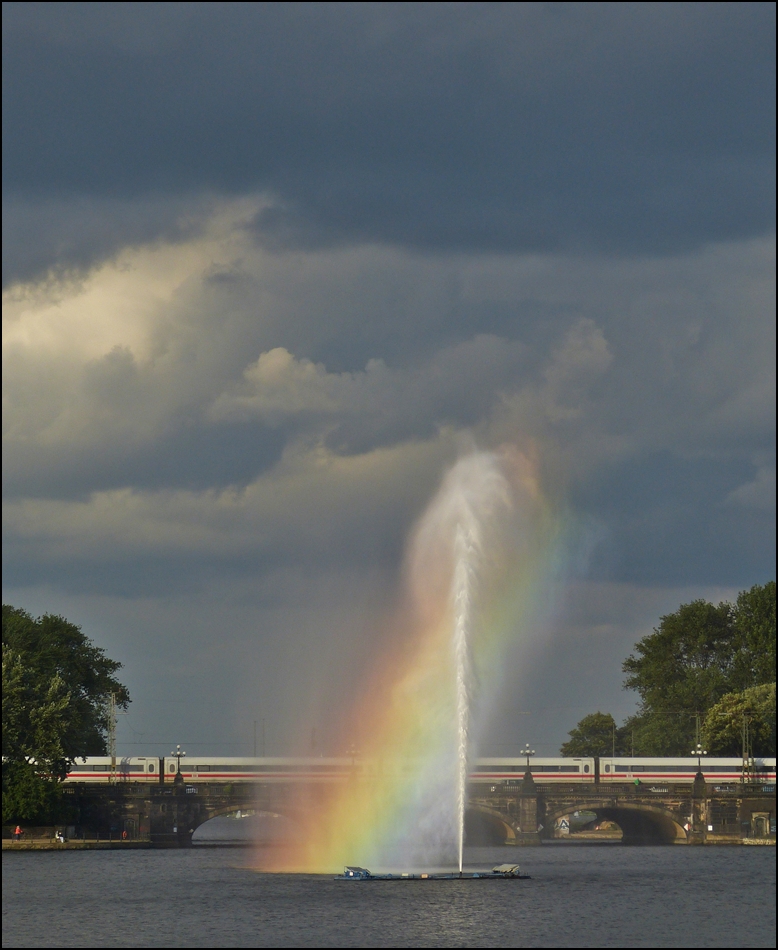 . Ein ICE 1 �berquert die Lombardsbr�cke in Hamburg vor der Kulisse der Alsterfontaine. 17.09.2013 (Hans)