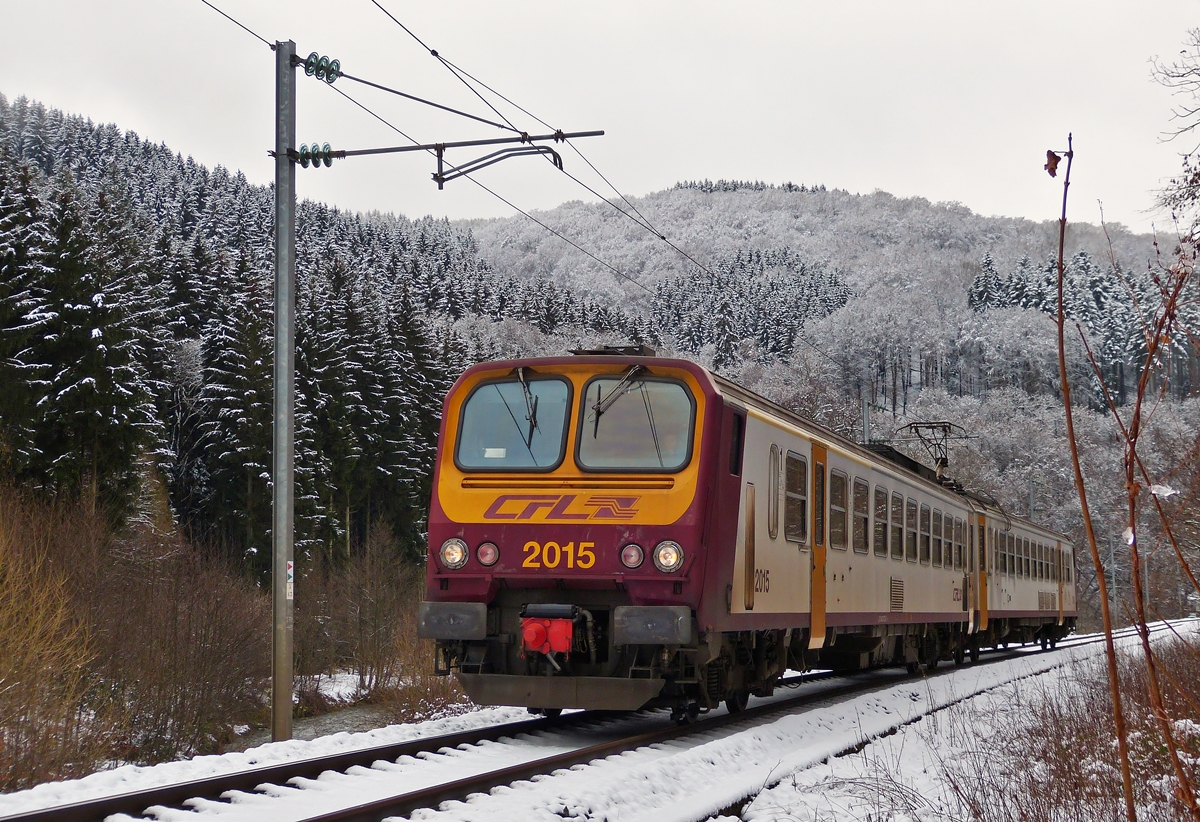 . Entt�uscht fuhren wir wieder nach Hause, aber ohne noch die beiden Pendel zwischen Wiltz und Kautenbach abzuwarten. Der Z 2015 als RE 1739 Wiltz - Kautenbach f�hrt durch das verschneite Tal der Wiltz/Wolz zwischen Wiltz und Merkholtz. (Hans)
