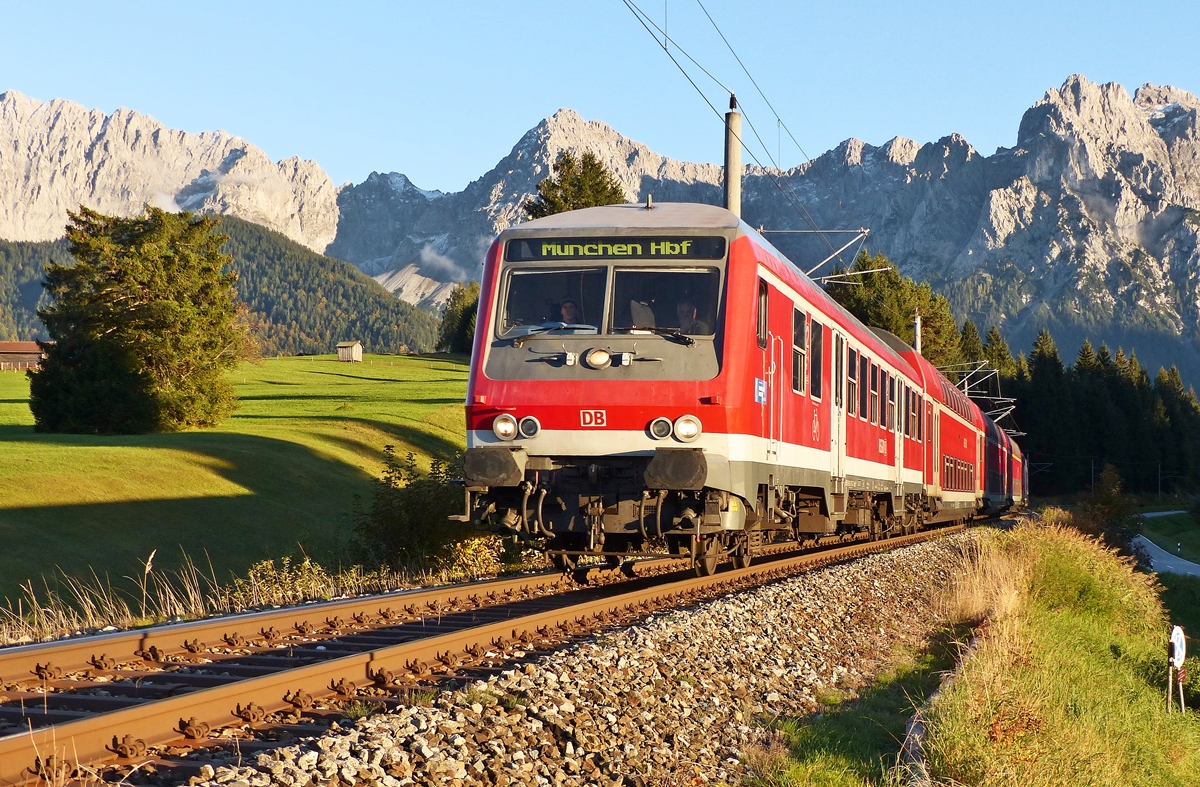 . Es gibt sie noch die Lok bespannten Z�ge auf der Mittenwaldbahn - Besonders in den Zeiten des Berufsverkehrs unterst�tzen die 111er die Hamster auf der Relation M�nchen - Mittenwald. Steuerwagen voraus f�hrt der RE 4872 aus Mittenwald nach M�nchen Hbf am 04.10.2015 an unserem Ferien Domizil in der N�he von Klais vorbei mit dem Karwendel im Hintergund. Geschoben wird der Zug von der 111 123-6. Diese RE halten nicht an jeder Station, nur an den Bahnknotenpunkten. (Jeanny)