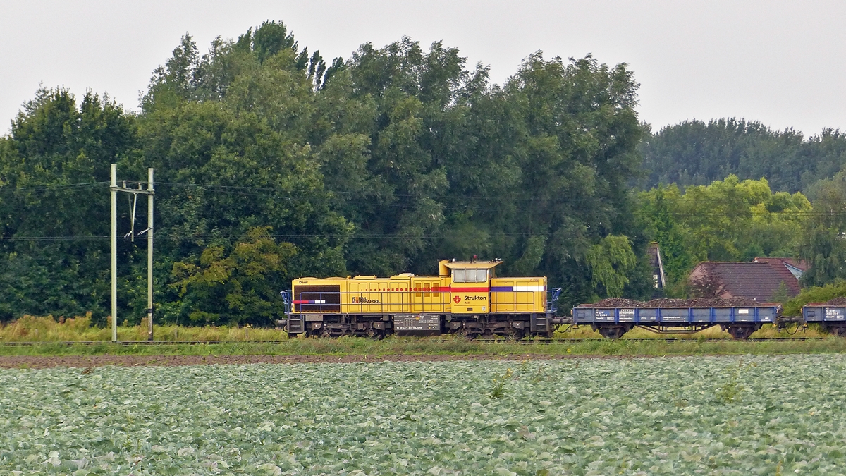 . Fast h�tte ich dieses Highlight verpasst. Wir flohen vor dem Regen aus Zevenbergen, als ich den Zug auf der Strecke erblickte. Zum Gl�ck gelang es Hans am Stra�enrand anzuhalten und ich konnte doch noch ein Bild machen. 

Die Strukton Rail MaK G 1206 (92 84 2275 307-1 NL-SRM) mit dem sch�nen Namen Demi wurde 2008 unter der Fabriknummer 5001681 bei Vossloh in Kiel gebaut und f�hrt hier mit einem Schotterzug �ber die Bahnstrecke N� 12 Antwerpen - Lage Zwaluwe kurz vor dem Erreichen von Zevenbergen in Noord-Brabant. (Jeanny)