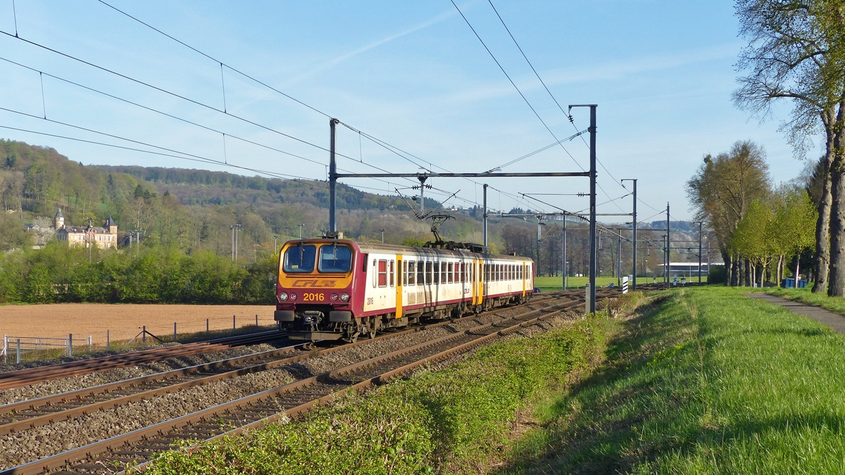 . Fr�hling in Schieren - Der Verkehr rollt wieder auf der Nordstrecke, das Wetter passte und die Fotografin freute sich �ber die Nummer des Z 2. ;-)

Z 2016 durchf�hrt am 21.04.2015 als RE 3833 Troisvierges - Luxembourg das beschauliche Tal der Alzette in der N�he von Schieren. Links im Bild ist das Ch�teau de Birtrange zu sehen, ein eher unbekanntes, im 13. Jahrhundert von Gaspard-Florent de Breiderbach erbaute Schl�sschen. (Jeanny)