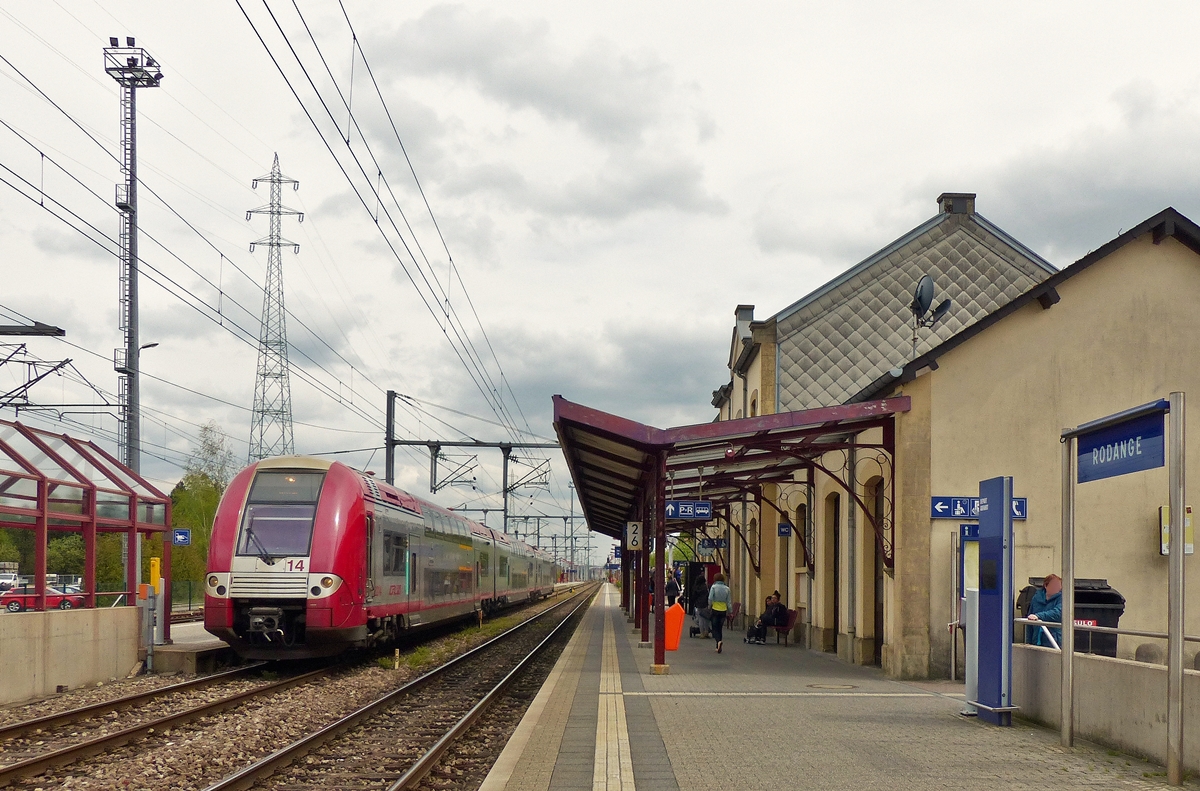 . Grenzbahnhof Rodange - Die Computermaus Z 2214 steht zur Abfahrt nach Athus (B) im Bahnhof von Rodange bereit. Dieser Bahnhof ist ein Granzbahnhof im doppelten Sinn, einerseits befindet sich der n�chste Bahnhof (Athus) in Belgien und andererseits ist der folgende Bahnhof Longwy in Frankreich. F�r einen Grenzbahnhof im ehemaligen Industriegebiet ist Rodange ziemlich gepflegt und relativ sauber, es gibt sogar eine kleine B�ckerei, wo man sich bei Bedarf st�rken kann. Zudem ist der Bahnhof besetzt und zwar mit einem sehr freundlichen und hilfsbereiten Bahnhofsvorsteher (Chef de Gare). 29.04.2015 (Jeanny)  