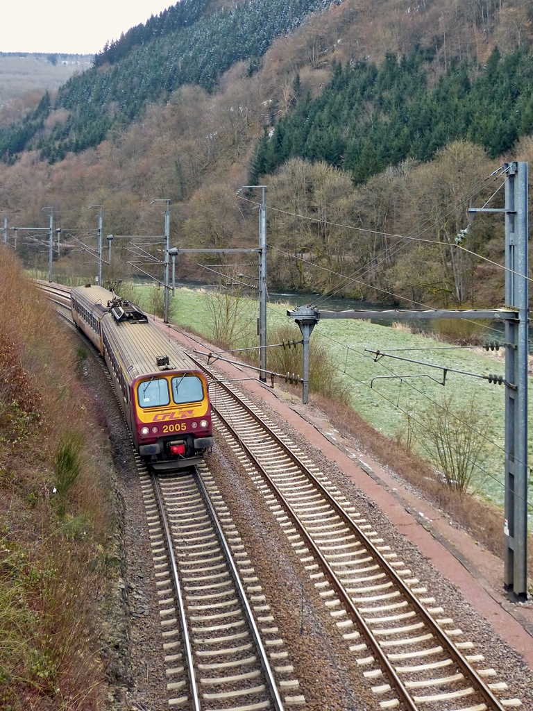 . Heute war es dann vorbei mit dem sch�nen Wetter, als der Z 2005 als RE 3710 Luxembourg - Troisvierges in Goebelsm�hle noch ein kurzes St�ck an der Sauer entlangfuhr, um kurze Zeit sp�ter in das Tal der Woltz einzubiegen. 05.02.2015 (Hans)