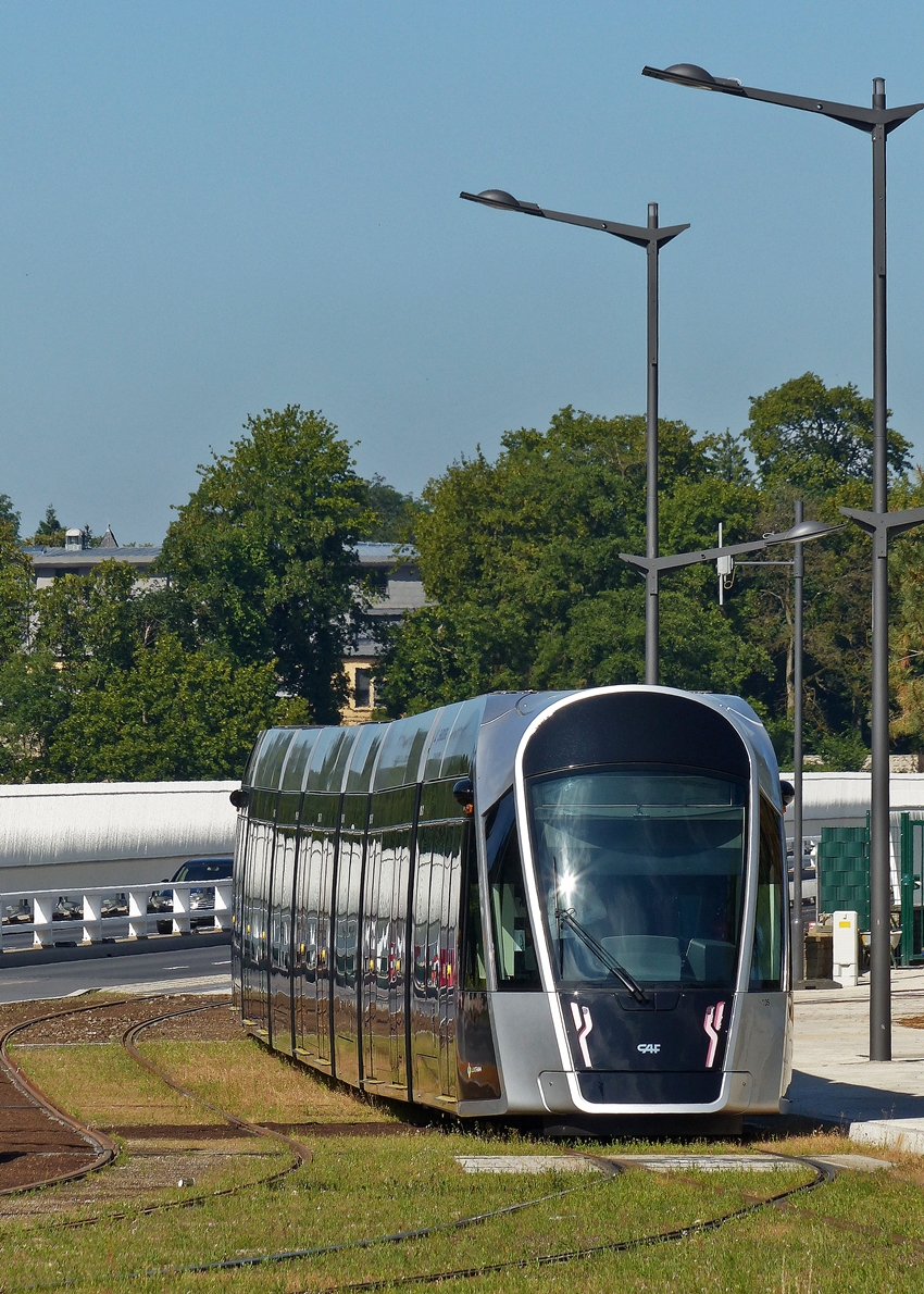 . Hochsommer in Luxemburg - Ein LUXTRAM S.A. Stra�enbahnwagen setzt am 06.07.2018 an der provisorischen Endhaltestelle Rout Br�ck-Pafendall in Luxembourg-Kirchberg um. (Jeanny)