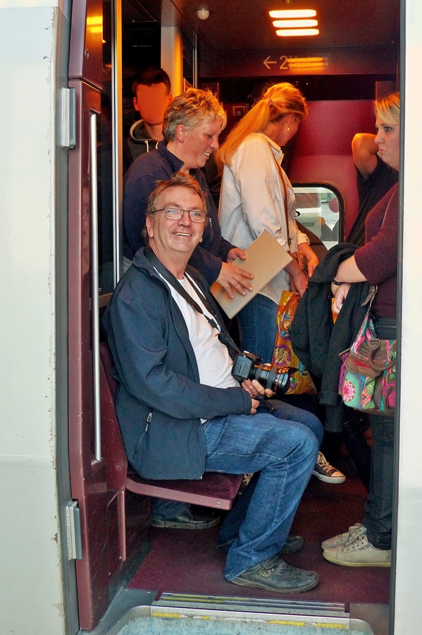 . Im �berf�llten Thalys THA 9461 Paris Nord - K�ln Hbf hat ein Fotograf schon einen Sitzpaltz gefunden, w�hrend seine beiden Assistentinnen die Reise stehend antreten m�ssen. Wir hoffen, dass die beiden Damen auch noch einen Sitzplatz ergattert haben. 18.10. 2014 (Jeanny)