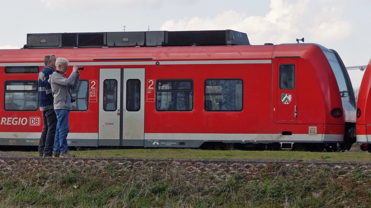 . Immer wieder interssant, was die Bahnfotografen so alles ablichten. ;-)
Koblenz-Ehrenbreitstein, am 09.04.2016. (Jeanny)