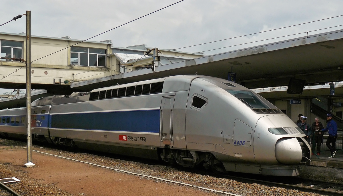 . In Mulhouse gelang es mir das �ffnen der Bugklappe bei einem TGV POS bildlich festzuhalten. 19.06.2010 (Hans) 

Die TGV-POS-Einheit 4406 hatte die SBB 2007 erworben und auf den Namen Basel getauft. 
