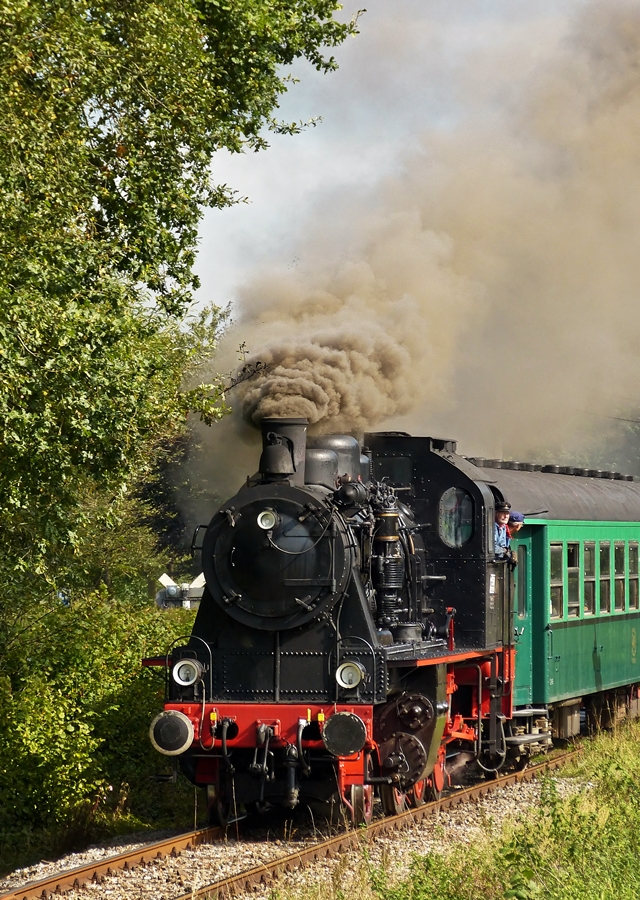 . In Olloy-sur-Viroin konnte die Dampflok 158  Elna  der Museumsbahn CFV3V (Chemin de Fer � Vapeur des 3 Vall�es) am 28.09.2014 bildlich festgehalten werden. (Hans)

Die Dampflok 158  Elna  wurde 1940 von der Firma Henschel in Kassel gebaut und hat ein bewegtes Leben hinter sich. Von 1940-1954 war sie bei der Teutoburger Waldbahn, von 1954-1972 in Kaldenkirchen-Br�ggen, von 1972-1990 in den Niederlanden (Goes-Borsele), bevor sie 1990 zur Museumsbahn CFV3V kam.