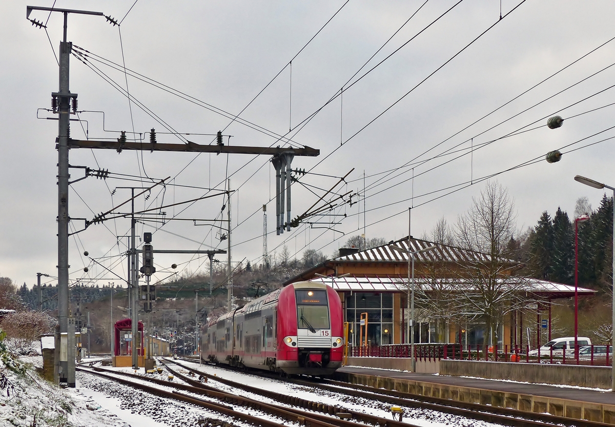 . In Troisvierges war es dann aber vorbei mit dem Sonnenschein am 20.01.2015 und ich konnte den Z 2215 zusammen mit dem Empfangsgeb�ude nur noch bei bedecktem Himmel ablichten. (Jeanny)