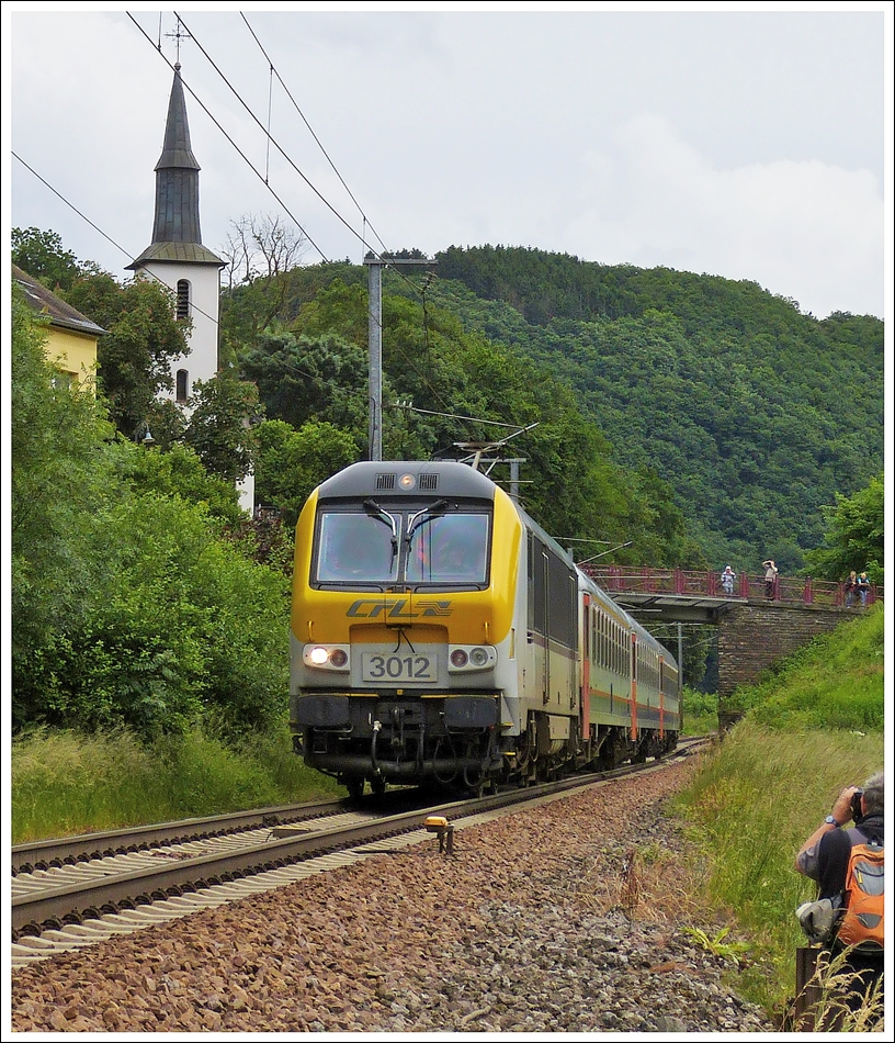 . Jahresr�ckblick 2013 - In Michelau hatten die Fotografen am 15.06.2013 unterschiedliche Positionen bezogen, um den IR 116 Luxembourg - Liers abzulichten. 

Diese Fotostelle wurde leider auch durch das Anbringen eines neuen h�heren Zauns zunichte gemacht. (Hans) 