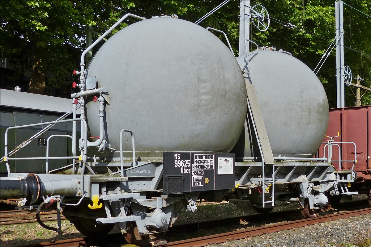 . Kugelbeh�lterwagen der Art Ubcs,
Baujahr 1961,
L�nge 9,27 m;
Eigengewicht: 11400 Kg; 
V.max 100 Km/h;
das Fahrgestell wurde von Talbot in Aachen gebaut;
die Kugelsilos wurden von  der Firma Smulders aus Utrecht gebaut;
die Silos haben ein Fassungsverm�gen von 17 m�;
sie dienten zum Transport von Puderf�rmigen Produckten welche sehr stark Staubten wie z.b. Kalk, Zement und Soda;
Entladen wurden die Silos unter Zuhilfenahme von Druckluft; 
Gesehen im Nederlands Spoorwegmuseum te Utrecht am 01.10.2016.

