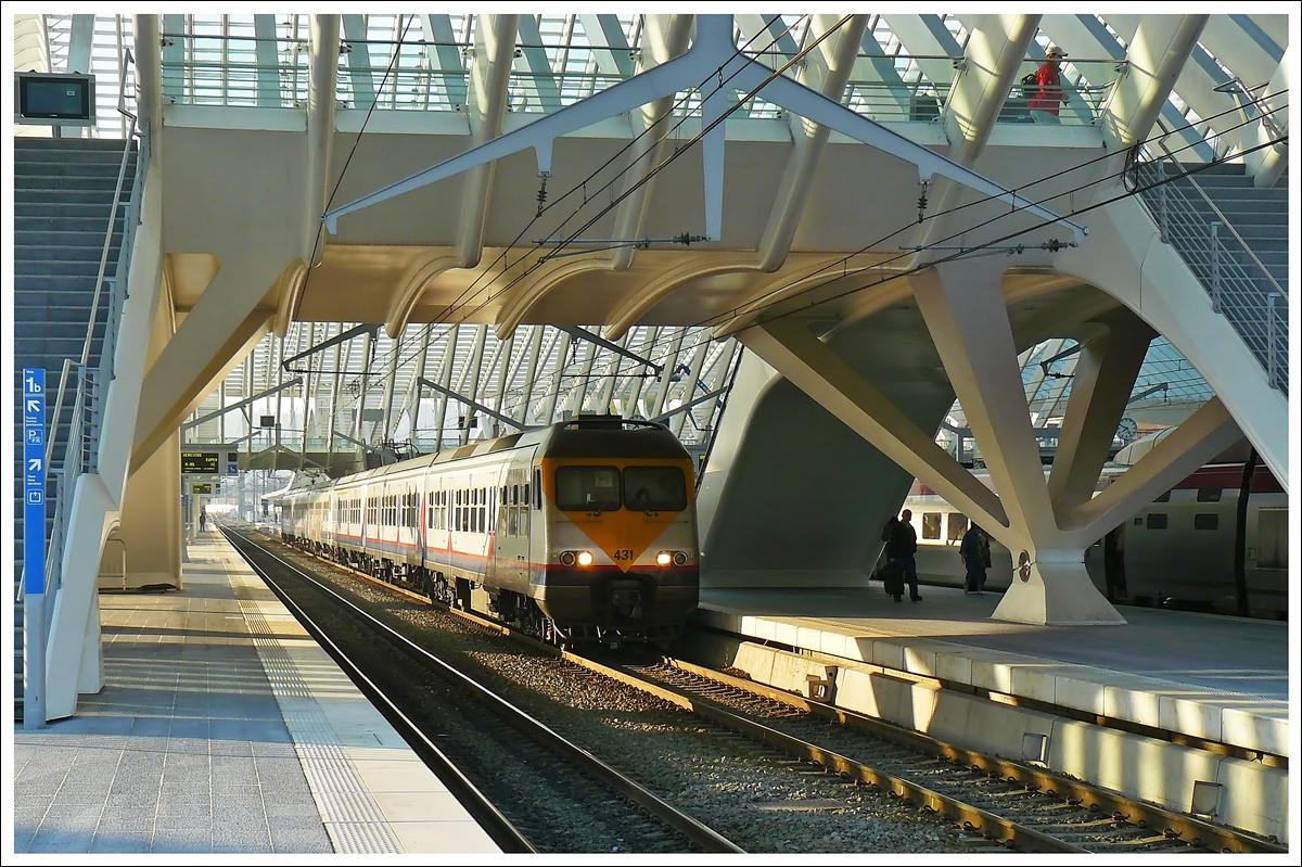 . Licht- und Schattenspiele im Bahnhof Li�ge Guillemins - Zwei gekuppelte AM80 (Break) verlassen am Morgen des 24.04.2010 den Bahnhof Li�ge Guillemins, w�hrend oben eine Fotografin vorbeihuscht, auf der Suche nach Fotomotiven. (Hans)