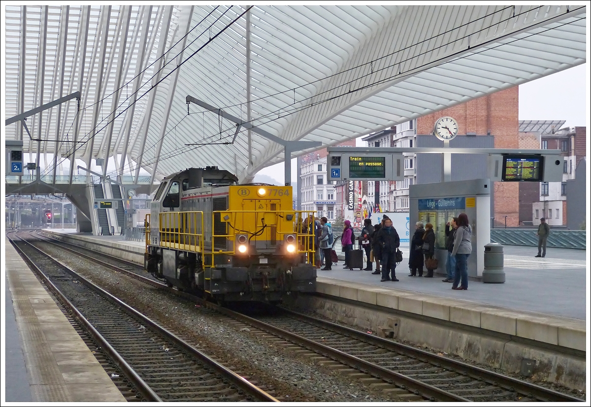 . Nach getaner Schubarbeit durchf�hrt die HLD 7764 den Bahnhof Li�ge Guillemins, um zum D�pot zur�chzukehren. (Hans)