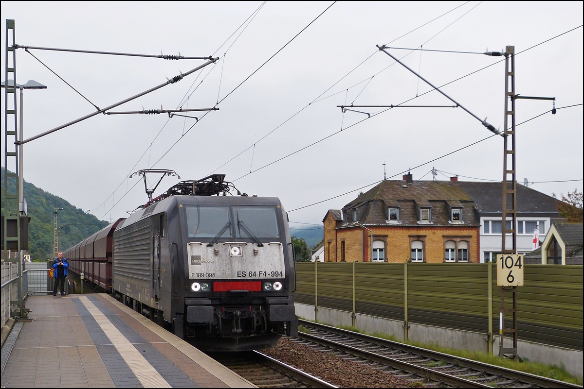 . Nach langem Warten und einem Standortwechsel kam endlich der erste langersehnte G�terzug. 

Die MRCE 189 094 durch�hrt am 05.10.2013 die Haltestelle Trier Ehrang Ort und wird von den anwesenden Bahnfotografen bildlich festgehalten. (Jeanny)

