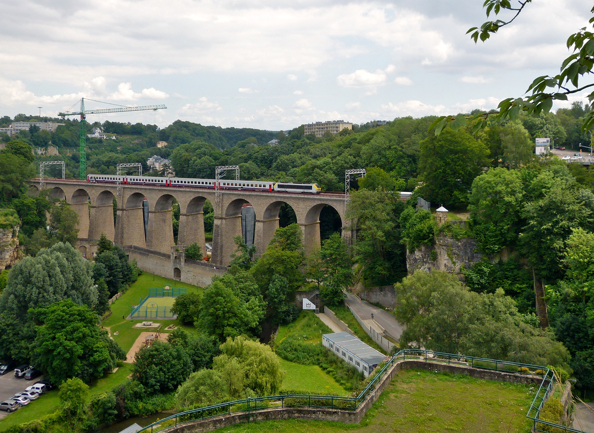 . Neu bearbeitete 1200 Px Version - Der Pulverm�hle Viadukt (luxemburgisch: Biisser Br�ck) in Luxemburg Stadt hat eine L�nge von 242 Meter und 13 B�gen von 15 Meter Durchmesser und wird zurzeit von 2 auf 4 Gleise umgebaut. Hinter den sch�nen alten Pfeilern sieht man schon teilweise die neuen Betonpfeiler. Zur Zeit der Aufnahme fuhr der IR 115 Liers - Luxembourg �ber die Br�cke in Richtung Endbahnhof. 03.07.2012 (Jeanny)
