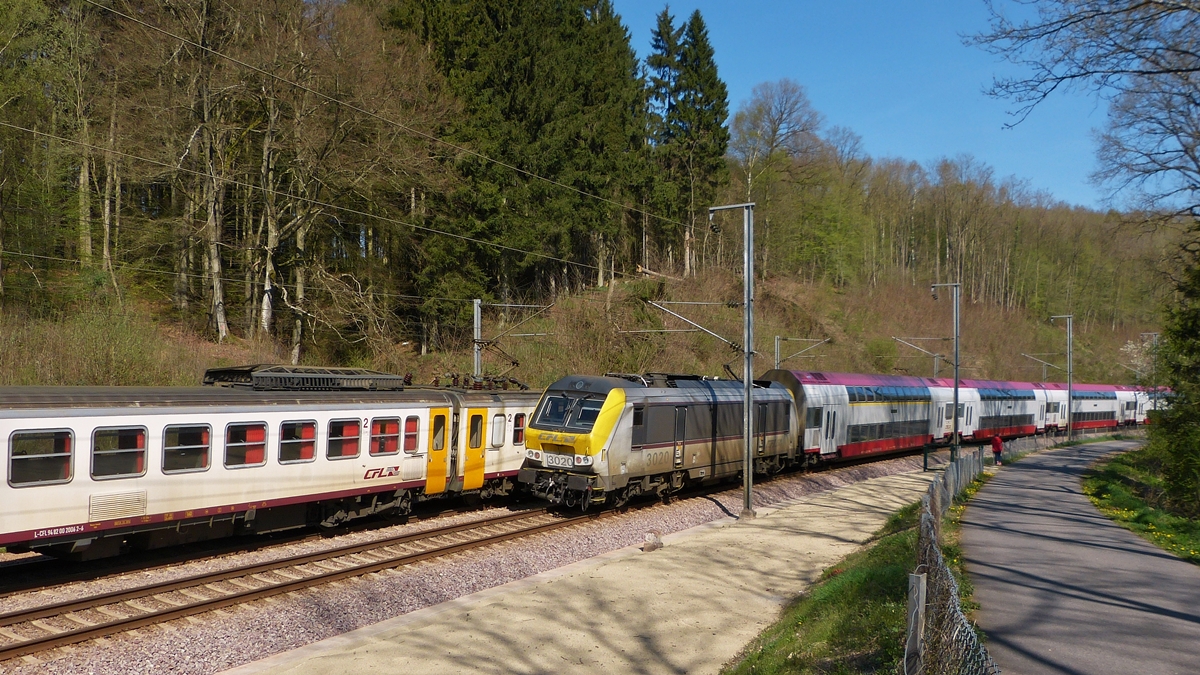 . Neue Verkehrssituation in Cruchten - Seit dem Fahrplanwechsel im Dezember 2014 kreuzen sich die Z�ge auf der Nordstrecke immer in der N�he von Cruchten. So auch am 21.04.2015 als der RE 3810 Luxembourg - Troisvierges (3020 mit DoStos) mir die Doppeleinheit Z 2 (RB 3635 Diekirch - Luxembourg) zufuhr. (Hans)