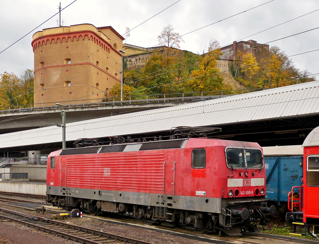 . Noch ein Auslaufmodell auf der Moselstrecke - Wenn ab dem neuen Fahrplan nur noch geKISSt und geFLIRTet wird auf der Moselstrecke, werden auch die 143er �berfl�ssig. Am 03.11.2014 konnte die 143 090-9 (01 80 6 143 090-9 D-DB) noch vor der Kulisse des Forts Gro�f�rst Kontantin in Koblenz fotografiert werden. (Hans)