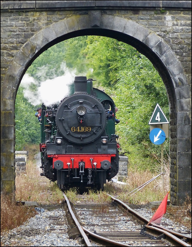 . Ob die P 8 wohl unter der sch�nen alten Br�cke im Bahnhof Dorinne-Durnal hindurch passt? scheint die Frage bei Jung und Alt auf der Dampflok zu heissen. 17.08.2013 (Jeanny)