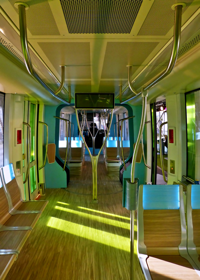 . Plastikklasse - Das Interieur des zuk�nftigen Stra�enbahnwagens der Stadt Luxemburg konnte im Dezember 2015 in Luxemburg-Kirchberg in Augenschein genommen werden. 14.12.2015 (Hans) In der Holzklasse fuhren unsere Gro�eltern und die waren darum nicht zu beneiden. Hier wird aus einer doch eher warm anmutenden Holzklasse sogar eine eiskalte Plastikklasse. Die blau beleuchteten R�ckenlehnen erscheinen wie eine �berfl�ssige Spielerei, die nur darauf ausgerichtet ist, von den M�ngeln des Fahrzeugs abzulenken.