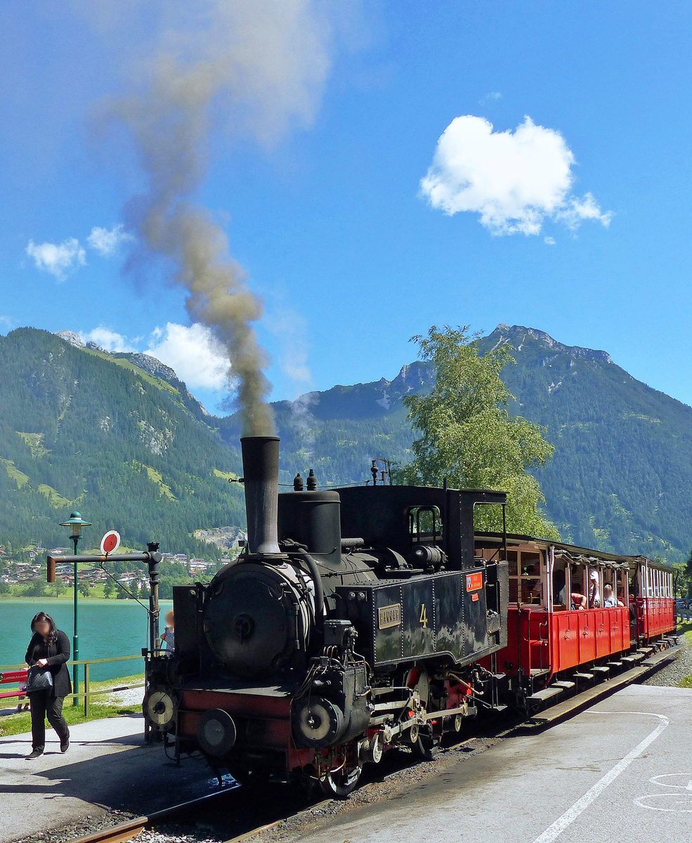 . Rauchkammer voraus - In Eben umf�hrt die Lok der Achenseebahn ihren Zug und zieht ihn dann ohne Zahnrad in leichtem Gef�lle vorbei an Maurach zum Seespitz am Ufer des Achensee. Dort besteht Anschluss zu den Schiffen der Achensee-Schifffahrt. 23.08.2016 (Jeanny)