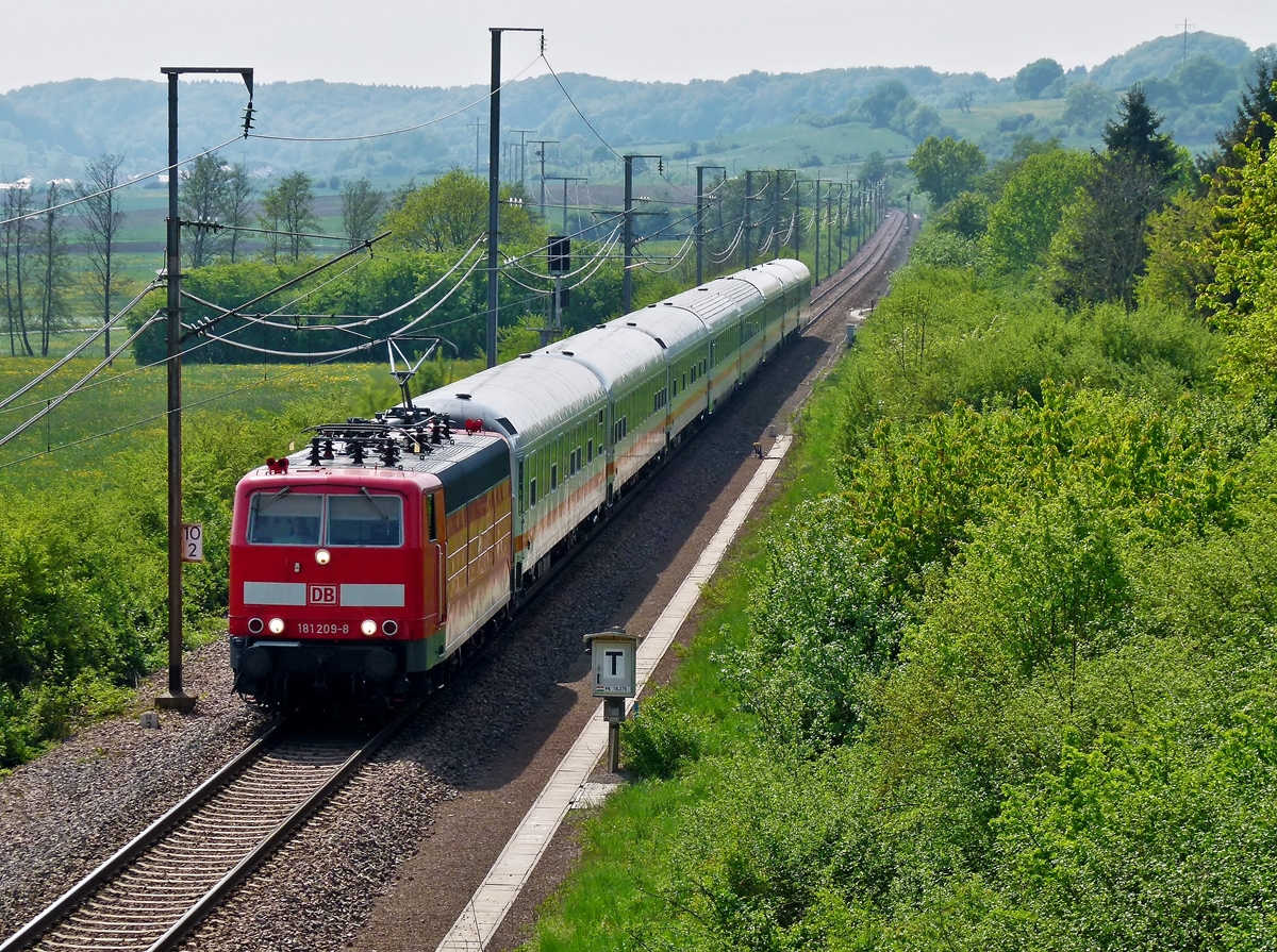. Stromabnehmer Studie der 181er - Der 181 209-8 auf's Dach geschaut, w�hrend sie den umgeleiteten IC 137 Luxembourg - Norddeich Mole im vollen Gegenlicht durch das beschauliche Tal der Syr in der N�he von Moutfort zieht. 24.04.2011 (Jeanny)
