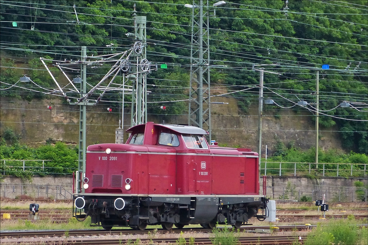 . Überraschung in Saaarbrücken, während wir auf den Zug nach Neustadt an der Weinstrasse warten, fährt Diesellok V 100 2091 im Bahnhofsvorfeld an uns vorbei. 17.06.2016  (Hans) 
Technische Daten der Lok: 
Bj 1964, Hersteller Mak; Typ V100.20; Bauart B’B’-dh;  
01.01.68 umzeichnung in 212 091-3, 
ausgemuster bei der DB am 31.07.2002, 
zwischendurch an Alstom und and die VEB vermietet; 
am 01.01.2007 erhielt sie die NVR-Nr 92 80 1212 209-1; 
seit dem 15.06.2015 ist die Lok von der BSBG angemietet.
 